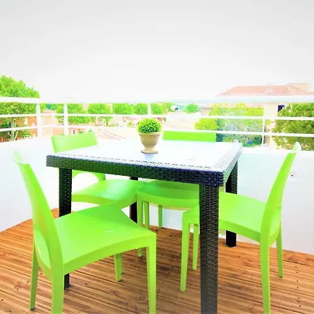 Confort ! Climatisation, Calme, Piscine, Parking Gratuit, Terrasse, Wifi דירה